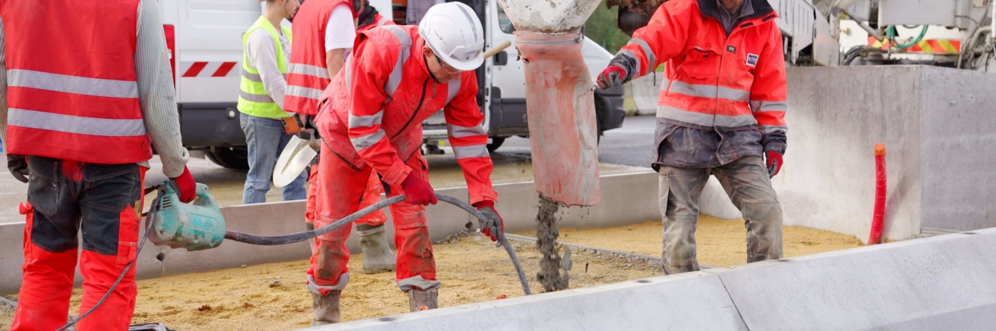 collaborateurs GTM TS coulant du béton dans un îlot de péage